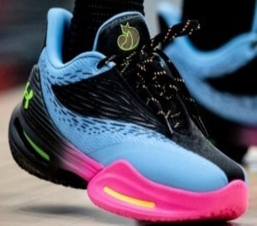 ?？怂股夏_最新簽名鞋F(xiàn)ox3！庫里品牌Logo已被換成UA品牌Logo