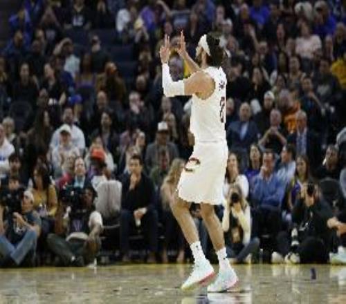 米切爾：斯特魯斯的努力都是為了這一刻他用實(shí)際行動(dòng)展示領(lǐng)導(dǎo)力