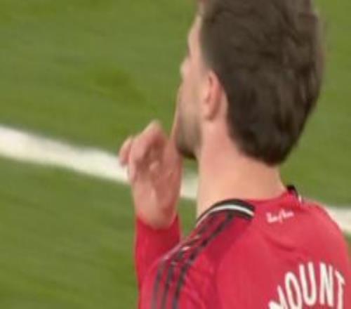 芒特踢飛皮球染黃，隨后面對(duì)斯坦福橋的噓聲做出閉嘴手勢(shì)