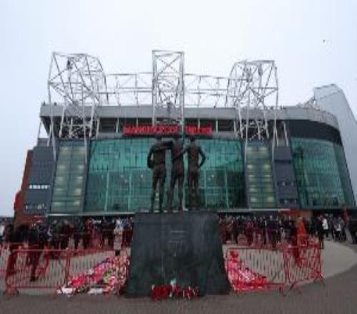 曼晚：曼聯(lián)主場(chǎng)歷史文物將被拍賣(mài)，1.83米字母牌估價(jià)46萬(wàn)英鎊