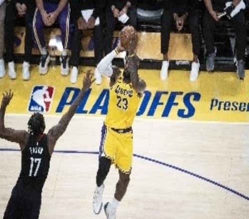 詹姆斯不再是无所不能的超级巨星却用高球商打出了最极致的篮球