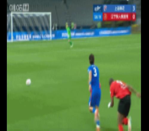 裁判吹罰犯規(guī)但沒出牌！姆本扎肘部擊中金順凱后頸，后者痛苦倒地