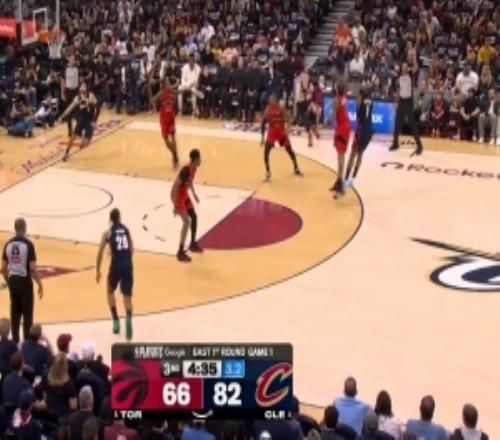幸無(wú)大礙！謝德打到哈登脖子吹普通犯規(guī)隨后哈登三分強(qiáng)投轟進(jìn)