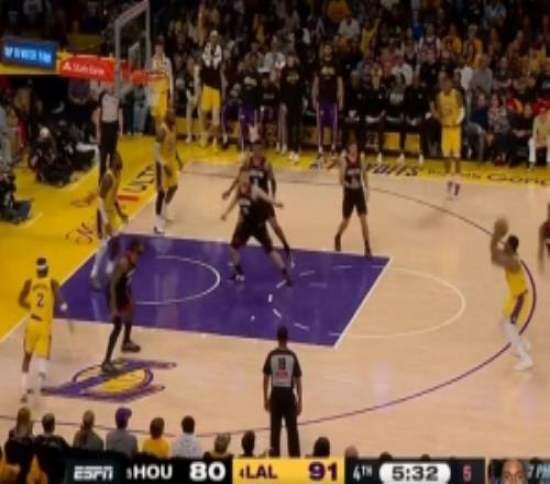 開張了！斯瑪特命中個人本場首記三分壓制火箭反撲勢頭