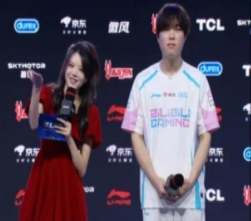 “BLG上辅切割啦”Bin：ON跟之前一样比较幼稚，有时候比较蠢