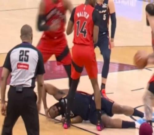 這是主場(chǎng)哈登拼搶時(shí)被擊中頭部倒地裁判就在眼前但沒有表示