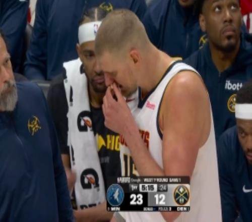 被打到了約基奇鼻子出血但無(wú)礙隨后三分一箭穿心