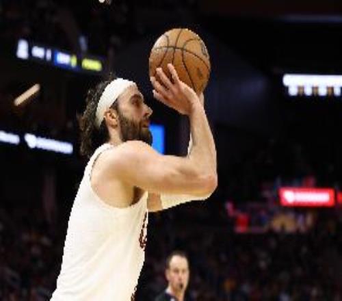 高效終結(jié)！斯特魯斯半場(chǎng)5中4貢獻(xiàn)11分三分2中1