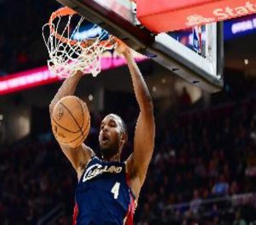 多次吃餅！莫布里半場(chǎng)4中3&罰球4中3得到9分4籃板2助攻