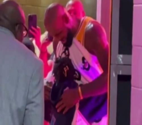 貼心老爸！詹姆斯賽后和女兒擁抱用毛巾隔著以免朱莉被汗水弄濕