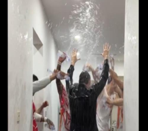 福建隊(duì)史首次客場(chǎng)擊敗廣東！賽后更衣室狂歡凱撒教練成雨人