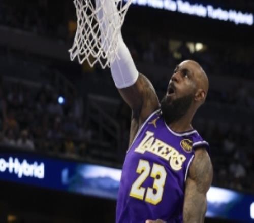 當(dāng)詹姆斯贏下G1時(shí)他的系列賽為29勝2負(fù)&并且已經(jīng)20連勝