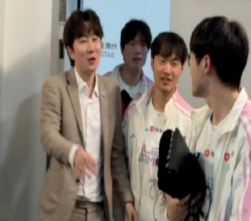 BLG分享Daeny與隊(duì)員互動：丹尼老師來接孩子們放學(xué)啦