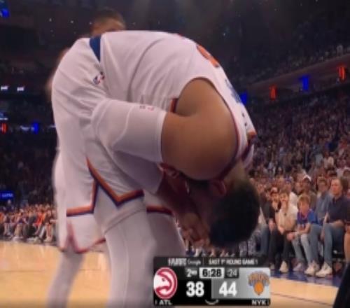 吃了啞巴虧！唐斯搶籃板被庫(kù)明加肘到面部裁判吹唐斯先犯規(guī)