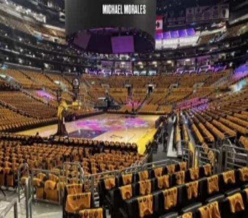 準(zhǔn)備就緒！湖人主場(chǎng)座位已布滿助威T恤其印有所有球員大頭照