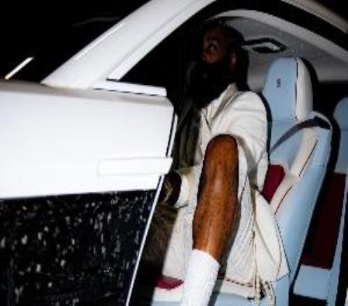 這誰頂得住！哈登全白西裝領結配短褲球鞋駕駛大勞進入球館！