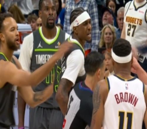 多余動作！麥克丹尼爾斯籃下直接將約基奇推飛2米遠吃T