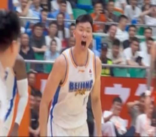有點(diǎn)喜感！范子銘上一場投進(jìn)三分后激情慶祝本場被輪休