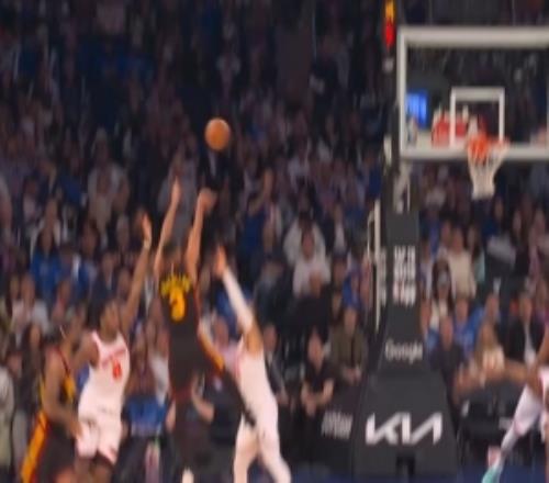 看著就疼！布倫森防守時被麥科勒姆踢到要害吹后者技術(shù)犯規(guī)