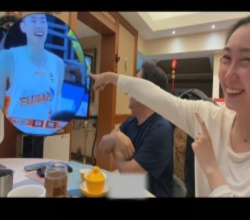 水均益和女兒看女婿贏廣東！水均益看到鄒陽(yáng)特寫鏡頭笑稱傻小子