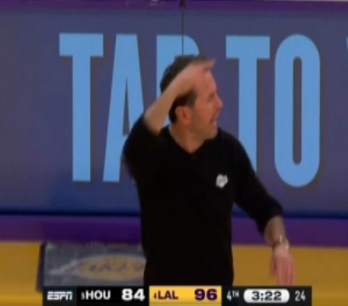 很堅決！雙方拼搶吹艾頓犯規(guī)雷迪克挑戰(zhàn)成功改判申京犯規(guī)在先