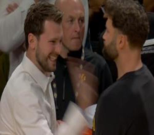 保持手感！東契奇現身板凳席抱著個球跟隊友們一一擊掌