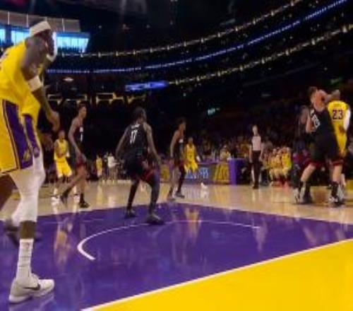 太軟了！詹姆斯精妙背傳找到艾頓后者面對(duì)伊森只是造到了犯規(guī)