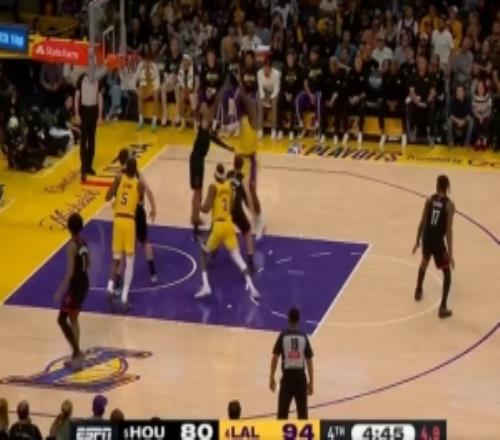 左撇子確實有用！詹姆斯強推小賈巴里史密斯轉(zhuǎn)身左手勾手命中