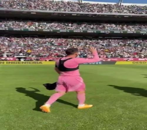 客場成主場了！梅西賽后換完球衣離場，現(xiàn)場7萬多球迷非常熱情