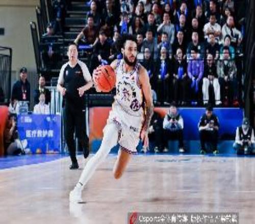 內(nèi)外開花！杰倫豪斯半場7中5砍下14分3板3助三分3中2