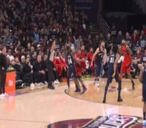 立功了！埃利斯側(cè)翼三分正中靶心還造殺傷打成3+1