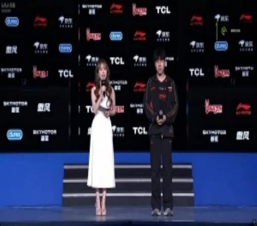 賽后采訪GALA：打之前確實(shí)有點(diǎn)壓力，打完現(xiàn)在輕松多了