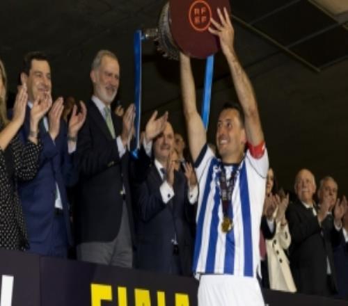 西班牙國(guó)王費(fèi)利佩六世觀戰(zhàn)國(guó)王杯決賽，為皇家社會(huì)頒獎(jiǎng)