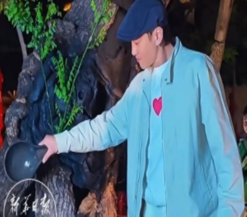 跨越時空！項羽扮演者何潤東賽后前往項王故居，為千年古槐澆水