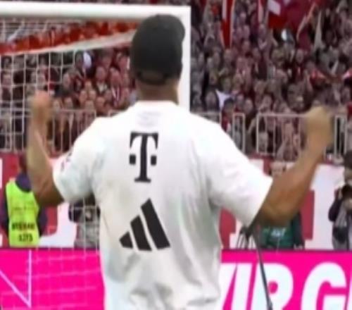 你也會農夫三拳孔帕尼賽后同拜仁球迷激情互動，連續揮拳慶祝