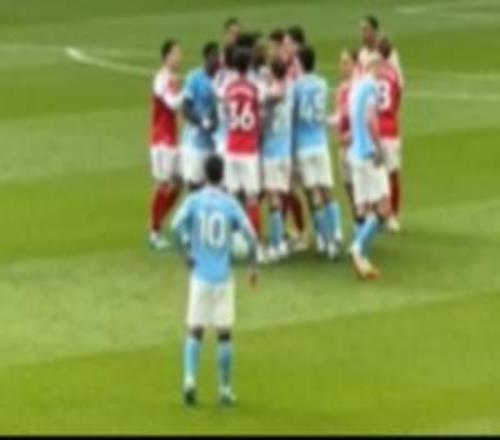 世事紛擾與我無關(guān)！曼城槍手大規(guī)模沖突，謝爾基在一旁顛球看戲