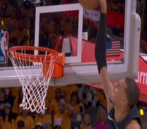 上帝都嫉妒！文班一躍起飛頭頂籃板下沿單臂暴力砸扣！可惜扣飛