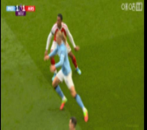 猛男大戰(zhàn)！加布與哈蘭德多次貼身肉搏，撕爛球衣+頂牛染黃