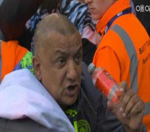 Bottle了！轉播鏡頭又拍到曼城球迷“水瓶哥”，他又拿起了瓶子