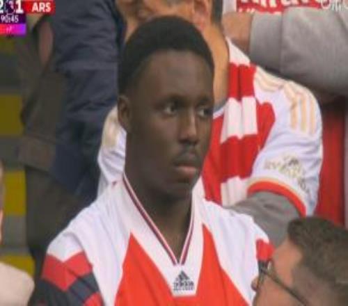 槍迷心情belike槍手補時仍落后，鏡頭切給看臺阿森納球迷