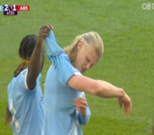 衣服都撕爛了！哈蘭德緊身衣被加布里埃爾扯壞，又與因卡皮耶沖突