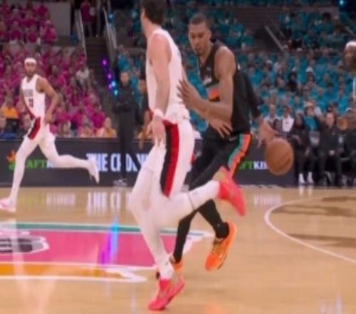 狂秀操作！解說：文班亞馬的身材像航母但是轉(zhuǎn)身那一下像驅(qū)逐艦