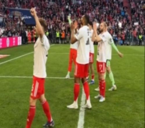 提前4輪贏得德甲冠軍！拜仁球員在賽后同主場球迷互動慶祝衛冕