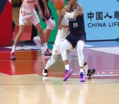 大心臟！劉顏誠底角關(guān)鍵三分反超威金頓強(qiáng)突對(duì)抗上籃收比賽！