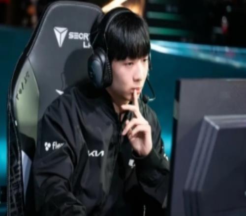 Lucid：連續(xù)兩次擊殺阿蘿拉覺(jué)得這局能翻，雙C可靠地支撐著隊(duì)伍