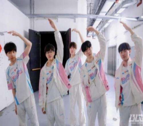 20戰(zhàn)勝AL，BLG發(fā)布選手賽場合照：精益求精