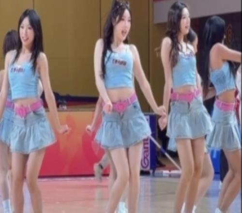 甜美可愛！媒體人曬廣州男籃主場啦啦隊的舞蹈表演視頻