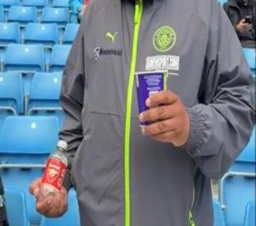 有備而來！上輪嘲諷阿森納走紅的曼城球迷，今天又帶上了那個(gè)瓶子