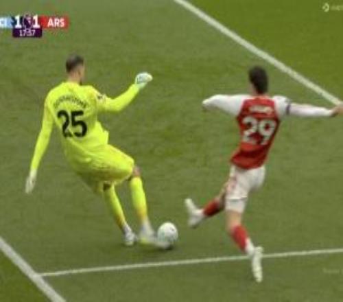 多納魯馬超巨失誤送禮！哈弗茨直接將球擋進，阿森納11扳平曼城