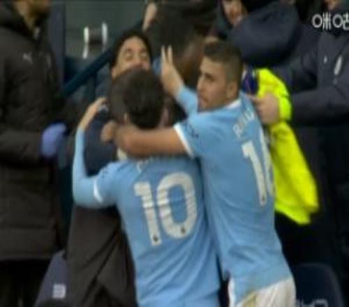 贏下天王山之戰(zhàn)！曼城球員抱團(tuán)激動(dòng)慶祝，哈蘭德聽看臺(tái)球迷歡呼